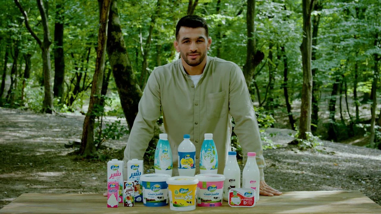 تیزر تبلیغاتی میلکوم با حضور حسن یزدانی، قهرمان کشتی ایران، توسط شرکت تبلیغاتی کانون ایران نوین ساخته شده است.